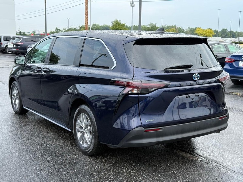 Toyota Sienna Vehicle Image 05