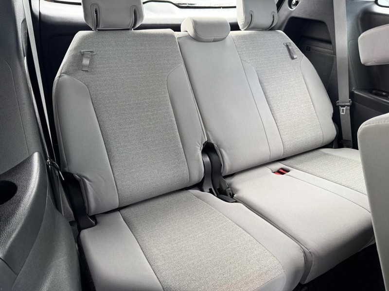 Toyota Sienna Vehicle Image 11