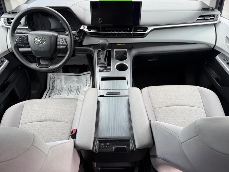 Toyota Sienna Vehicle Image 12