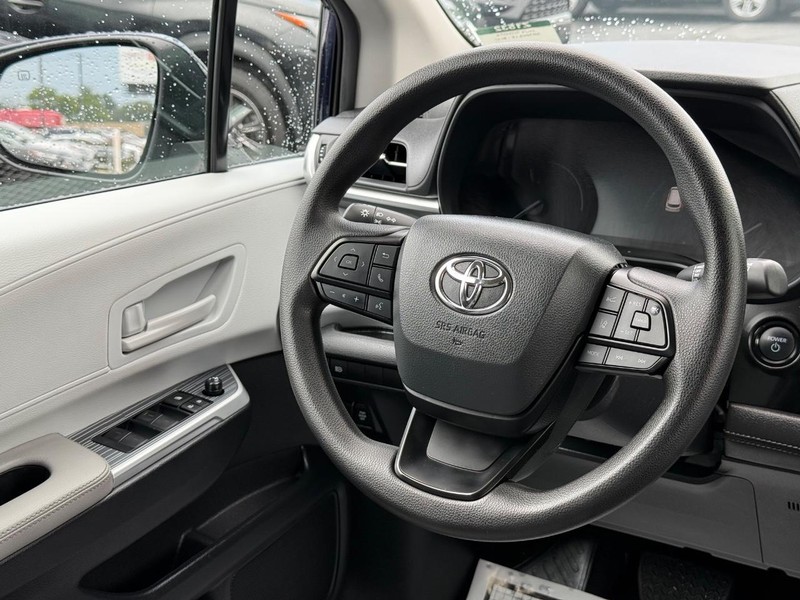 Toyota Sienna Vehicle Image 13