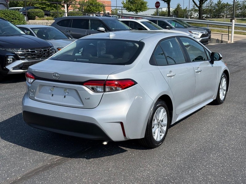 Toyota Corolla Vehicle Full-screen Gallery Image 03