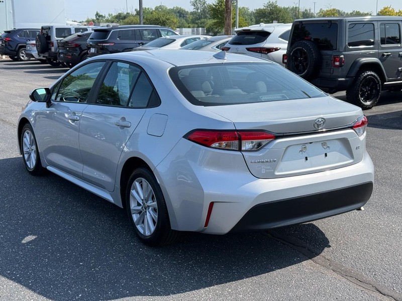 Toyota Corolla Vehicle Full-screen Gallery Image 05