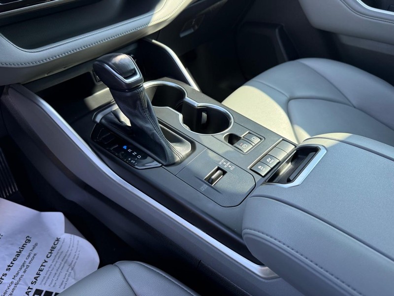 Toyota Highlander Vehicle Image 22