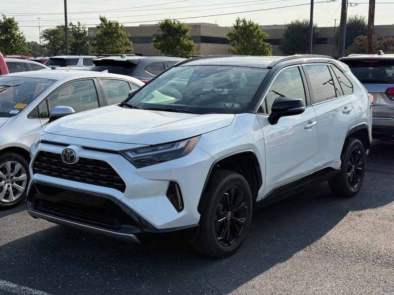 Toyota RAV4 Vehicle Full-screen Gallery Image 02