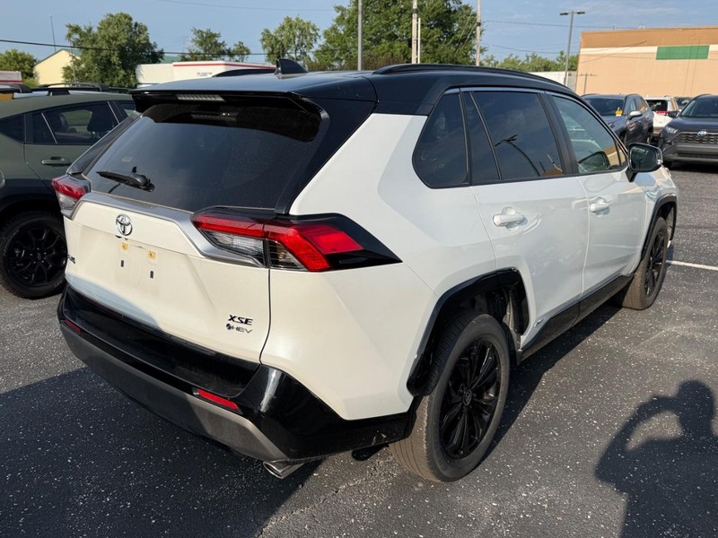 Toyota RAV4 Vehicle Full-screen Gallery Image 04