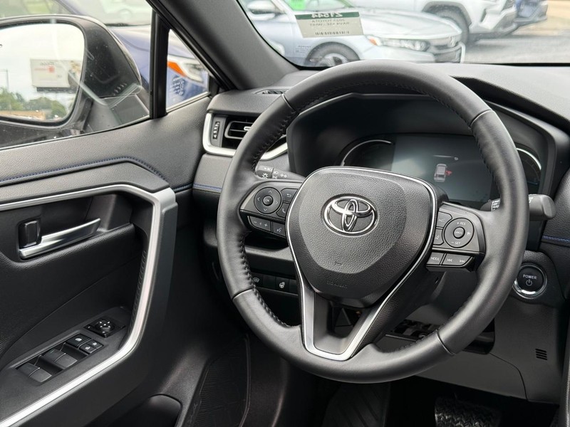 Toyota RAV4 Vehicle Image 14