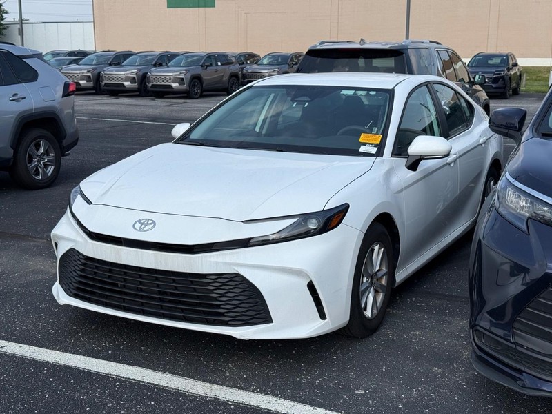Toyota Camry Vehicle Full-screen Gallery Image 02