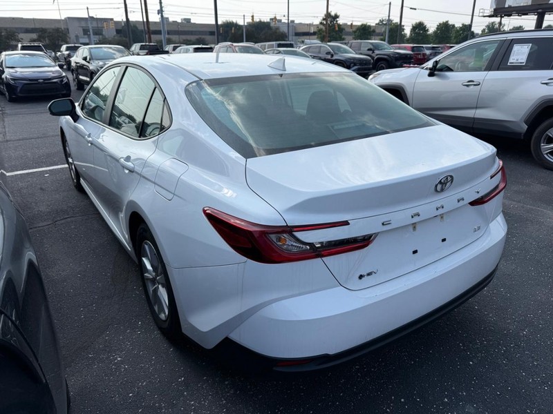 Toyota Camry Vehicle Full-screen Gallery Image 03