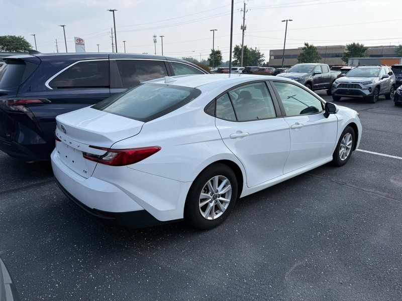Toyota Camry Vehicle Full-screen Gallery Image 04