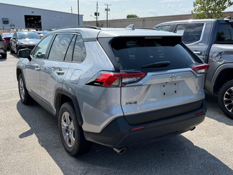 Toyota RAV4 Vehicle Full-screen Gallery Image 03