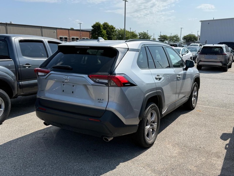 Toyota RAV4 Vehicle Full-screen Gallery Image 04