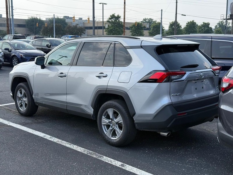 Toyota RAV4 Vehicle Full-screen Gallery Image 03