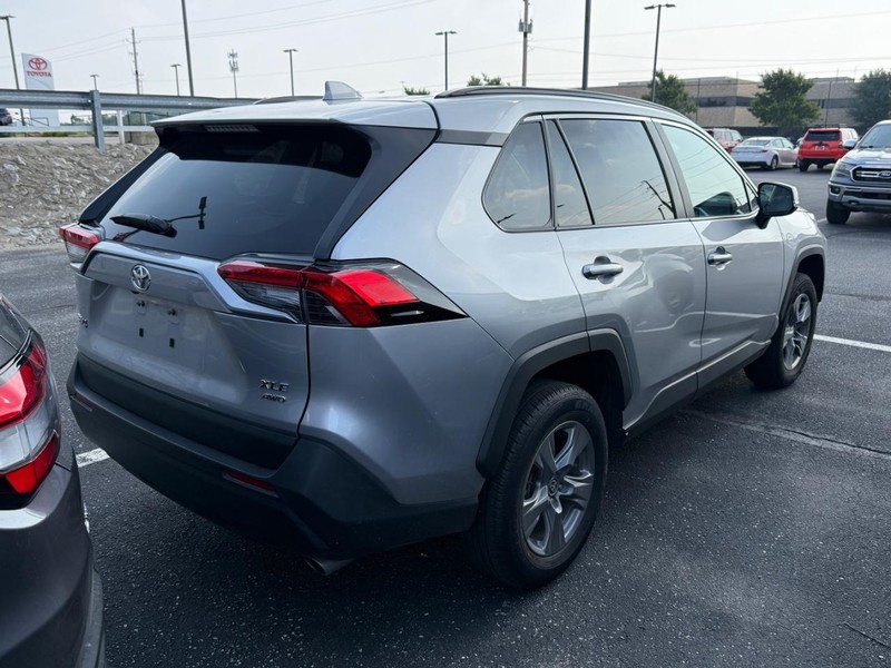Toyota RAV4 Vehicle Full-screen Gallery Image 04