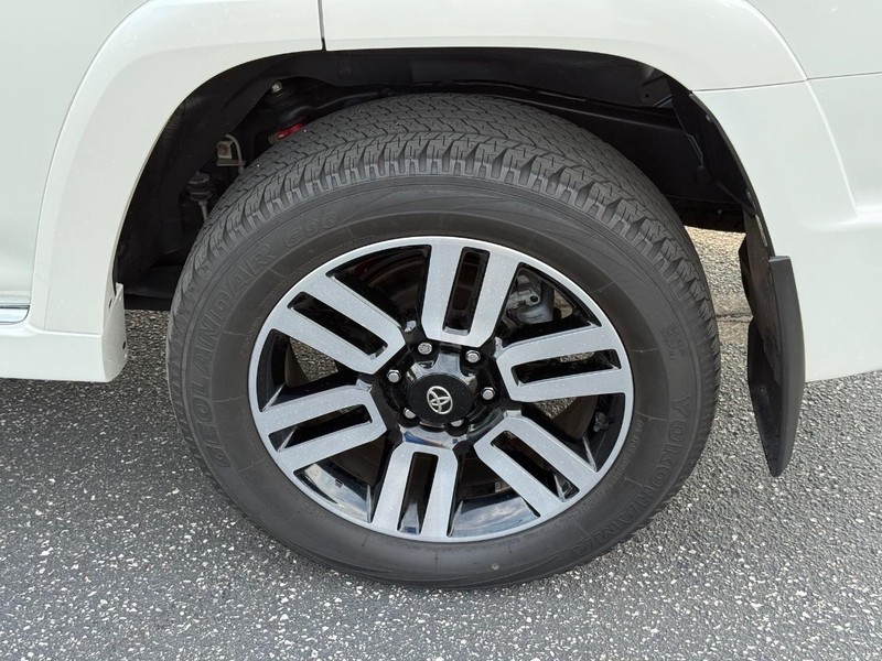 Toyota 4Runner Vehicle Full-screen Gallery Image 05