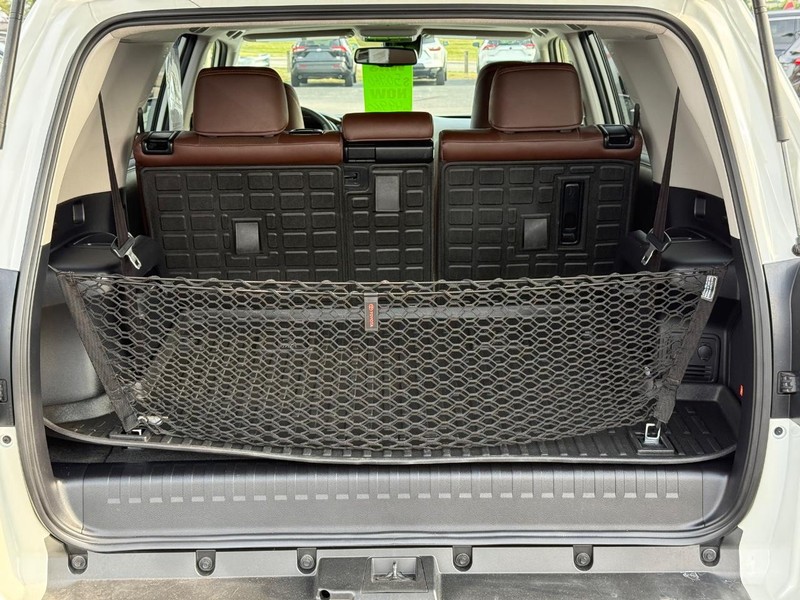 Toyota 4Runner Vehicle Full-screen Gallery Image 06