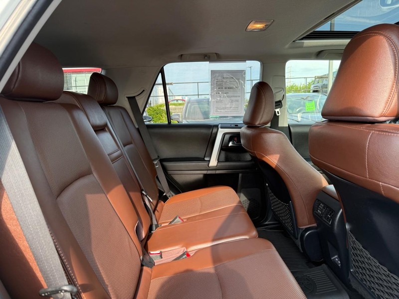 Toyota 4Runner Vehicle Full-screen Gallery Image 09