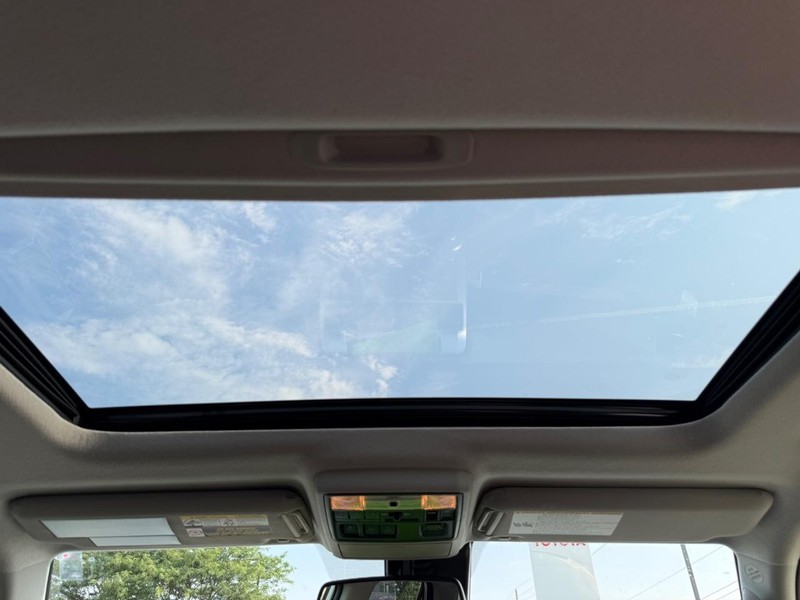Toyota 4Runner Vehicle Full-screen Gallery Image 10