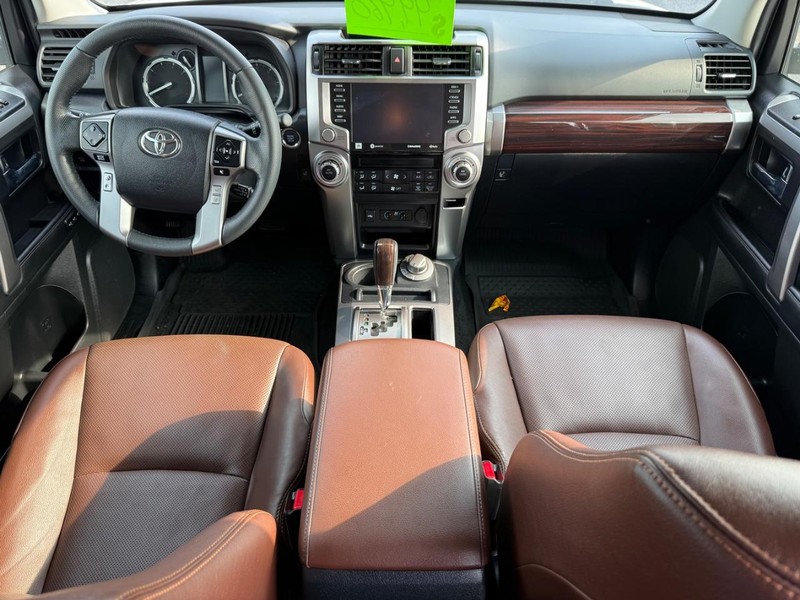Toyota 4Runner Vehicle Full-screen Gallery Image 11