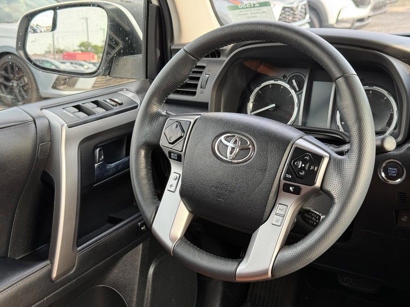 Toyota 4Runner Vehicle Full-screen Gallery Image 12