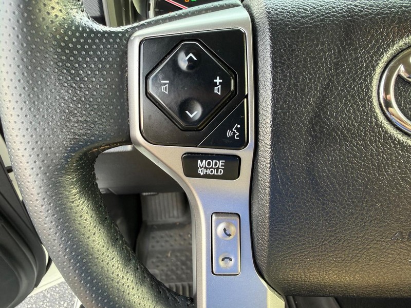 Toyota 4Runner Vehicle Full-screen Gallery Image 13