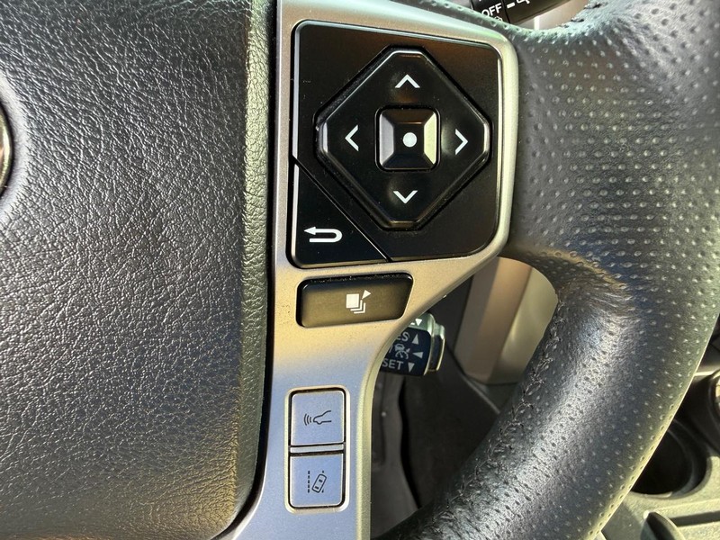 Toyota 4Runner Vehicle Full-screen Gallery Image 14
