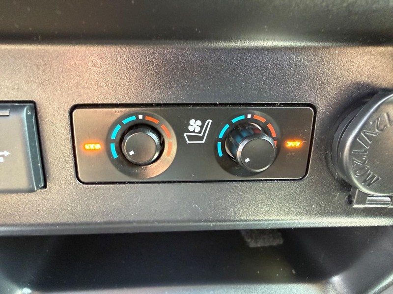 Toyota 4Runner Vehicle Full-screen Gallery Image 16