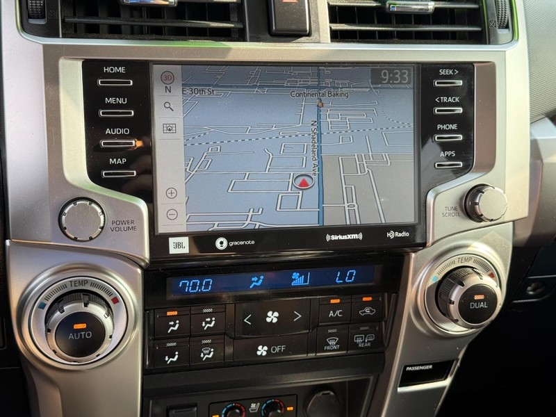 Toyota 4Runner Vehicle Full-screen Gallery Image 17