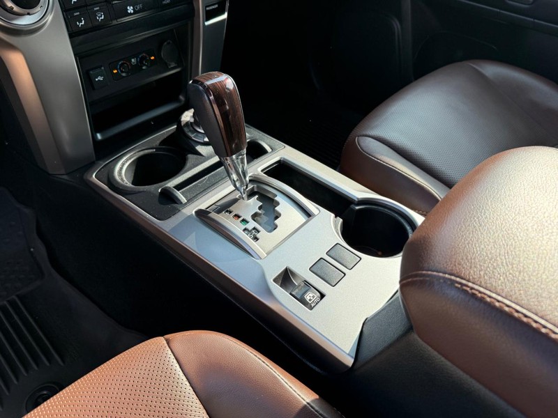 Toyota 4Runner Vehicle Full-screen Gallery Image 19