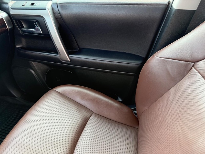 Toyota 4Runner Vehicle Full-screen Gallery Image 20