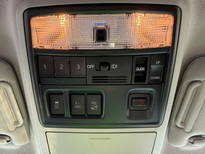 Toyota 4Runner Vehicle Full-screen Gallery Image 21
