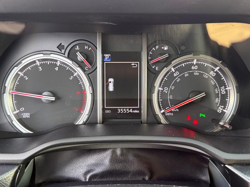 Toyota 4Runner Vehicle Full-screen Gallery Image 22