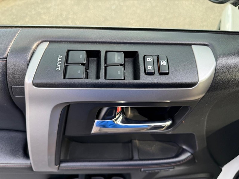 Toyota 4Runner Vehicle Full-screen Gallery Image 24