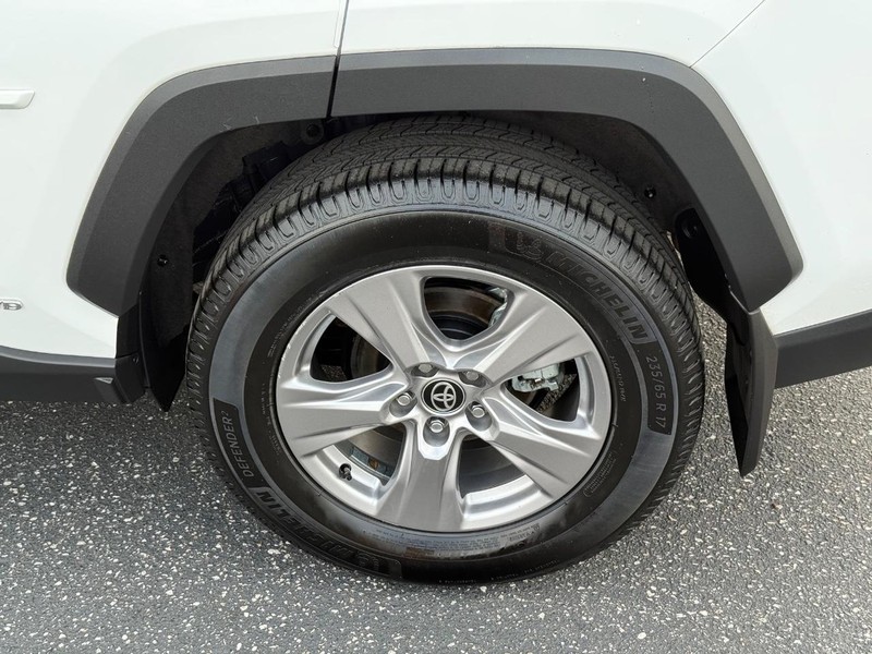 Toyota RAV4 Vehicle Full-screen Gallery Image 06