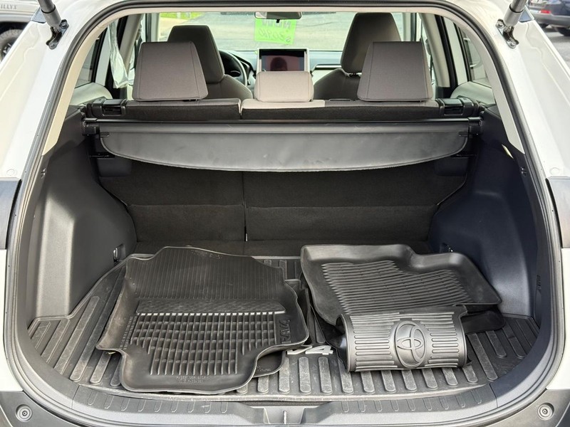 Toyota RAV4 Vehicle Full-screen Gallery Image 07