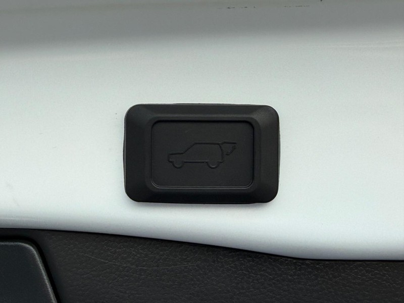Toyota RAV4 Vehicle Full-screen Gallery Image 08