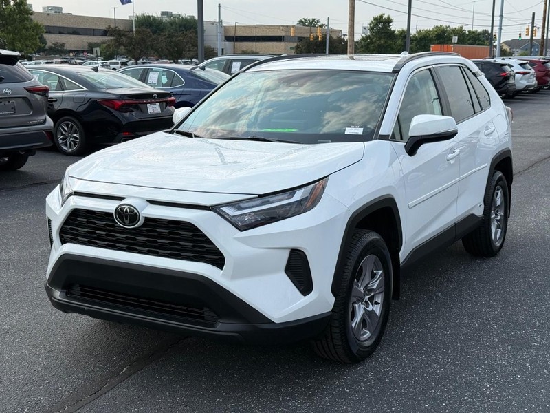 Toyota RAV4 Vehicle Full-screen Gallery Image 09