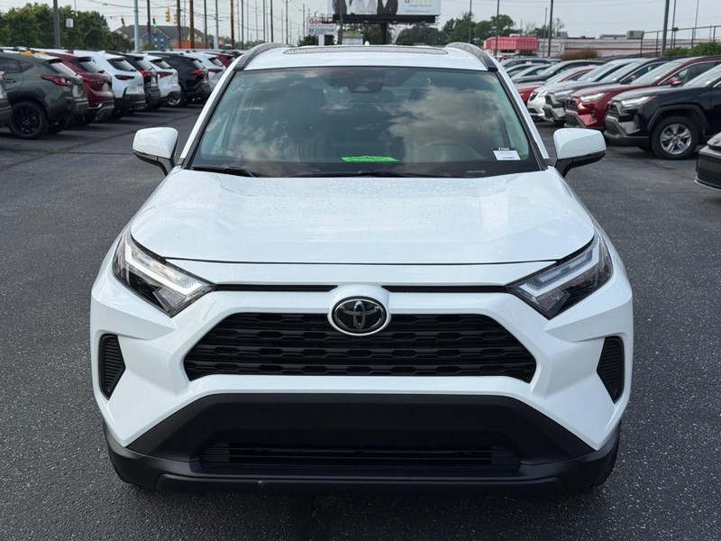 Toyota RAV4 Vehicle Full-screen Gallery Image 10