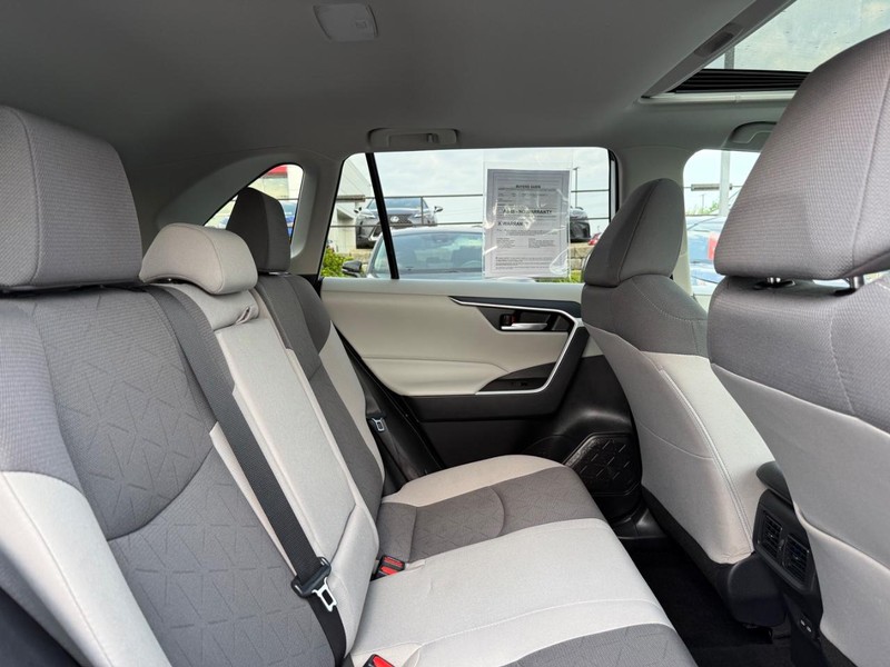 Toyota RAV4 Vehicle Full-screen Gallery Image 11