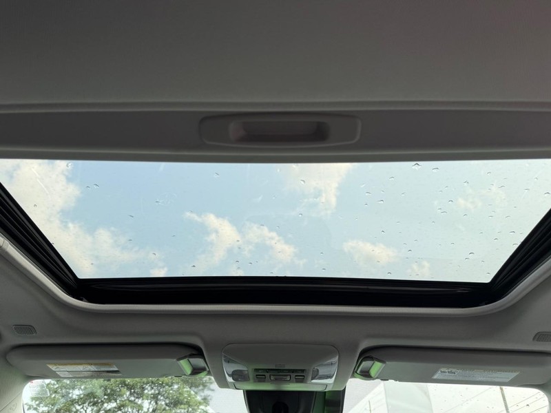 Toyota RAV4 Vehicle Full-screen Gallery Image 12