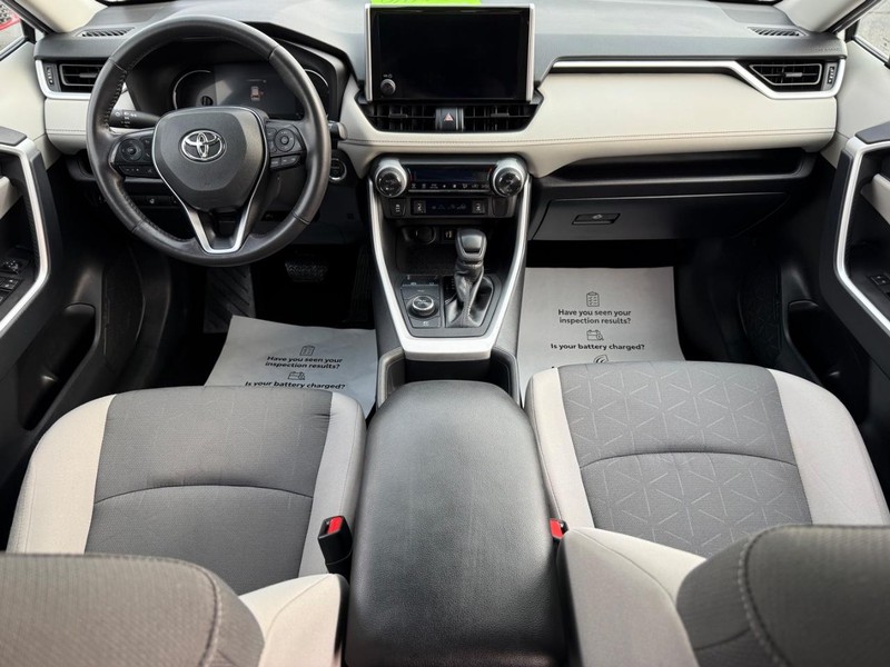 Toyota RAV4 Vehicle Full-screen Gallery Image 13