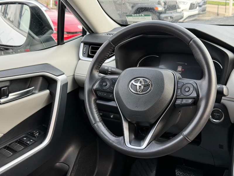 Toyota RAV4 Vehicle Full-screen Gallery Image 14