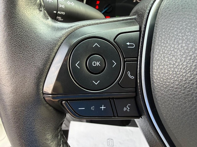 Toyota RAV4 Vehicle Full-screen Gallery Image 15