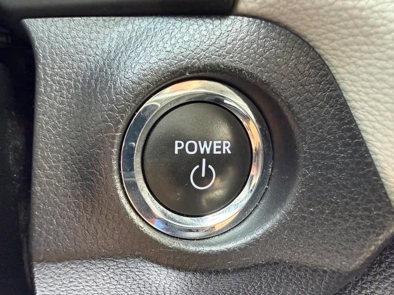 Toyota RAV4 Vehicle Full-screen Gallery Image 17