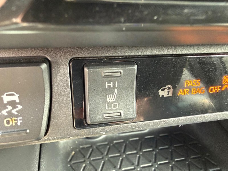 Toyota RAV4 Vehicle Full-screen Gallery Image 18