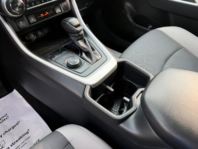 Toyota RAV4 Vehicle Full-screen Gallery Image 22