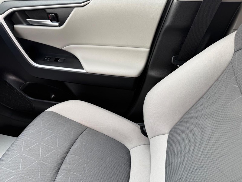 Toyota RAV4 Vehicle Full-screen Gallery Image 23