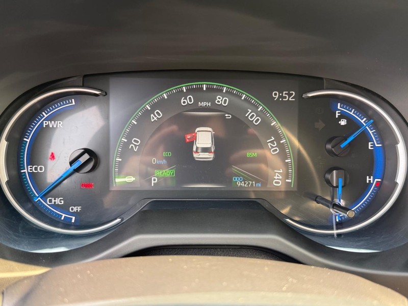 Toyota RAV4 Vehicle Full-screen Gallery Image 24