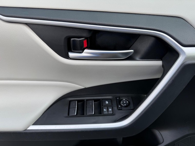 Toyota RAV4 Vehicle Full-screen Gallery Image 27