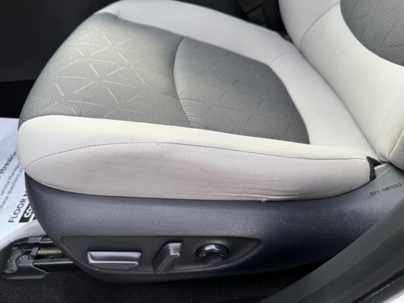 Toyota RAV4 Vehicle Full-screen Gallery Image 28