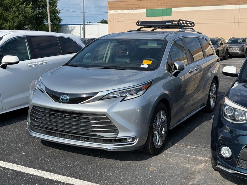 Toyota Sienna Vehicle Image 02
